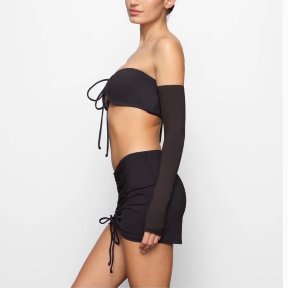 SKIMS RUCHED MINI SKIRT- ONYX - Picture 5 of 10